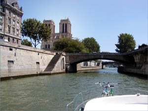 Notre Dame vom Boot aus gesehen